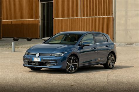 Volkswagen Golf storica e moderna a confronto
