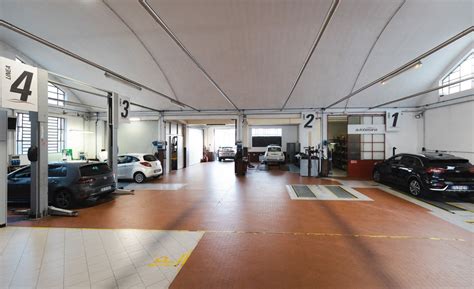 Interno di un'officina autorizzata Fiat