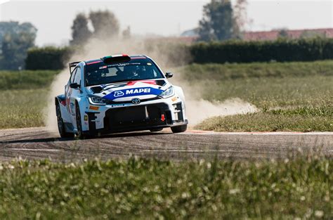Toyota GR Yaris su una pista da rally