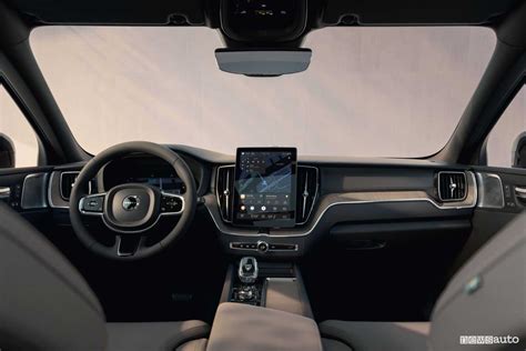 Volvo XC60 interni e caratteristiche di sicurezza