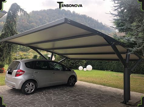 Tettoia per auto in legno con pannelli di copertura trasparenti