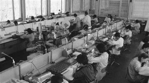 Fabbrica di orologi nel Canton Giura, foto di Paul Senn, 1901-1953