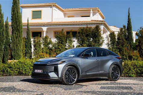 Toyota C-HR+ su strada