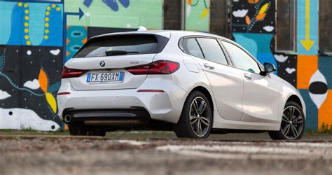 BMW Serie 1 118i in movimento su strada