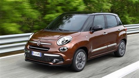 Dettaglio del frontale della Fiat 500L con fari distintivi