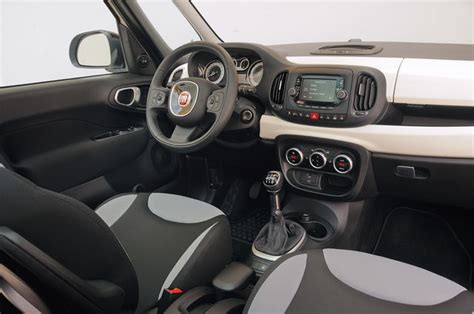 Interno della Fiat 500L con divano posteriore scorrevole