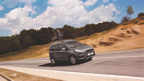 Ford Tourneo Courier su strada con pneumatici nuovi