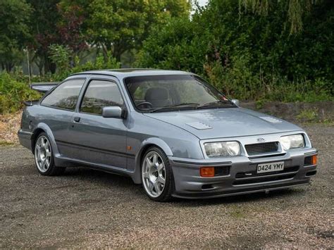 Viste laterali e posteriore di una Ford Sierra RS Cosworth