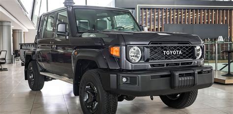 Toyota Land Cruiser in azione con meccanico