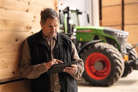 Persona che consulta un manuale digitale su tablet