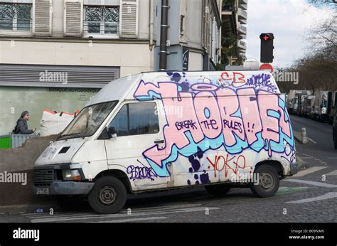 Street art su un furgone a Parigi