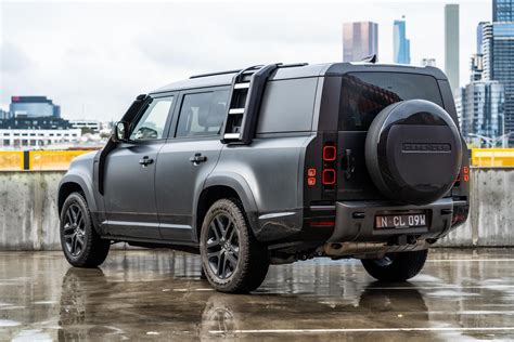 Land Rover Defender 130 in ambiente fuoristrada