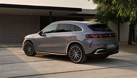 Mercedes GLC elettrica in ricarica