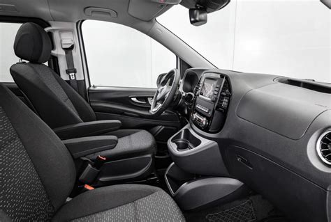 Interni della cabina di guida del Mercedes eVito Furgone