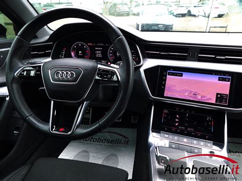 Interni dell'Audi A6 Avant 40 TDI quattro ultra S tronic con display
