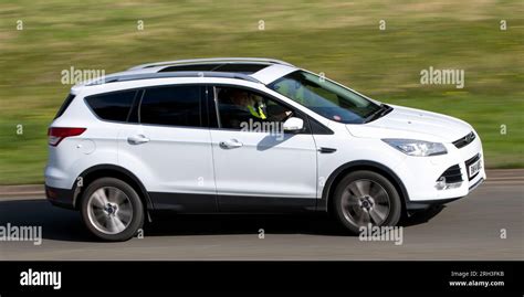Ford Kuga bianca vista frontale in movimento