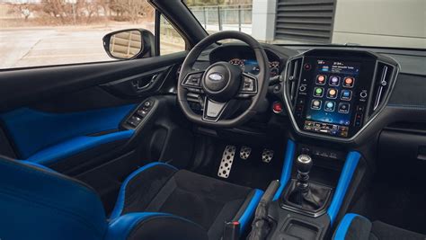 Interni Subaru WRX con display verticale