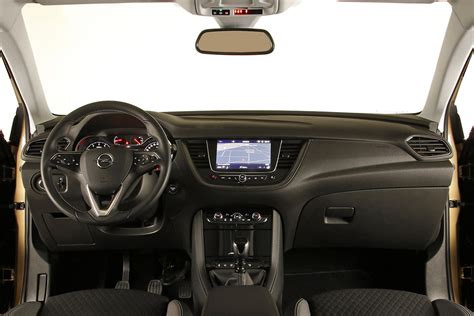 Interni Opel Crossland con cambio automatico