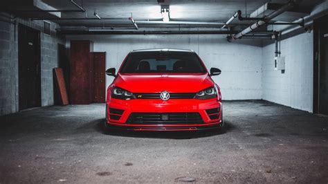 Volkswagen Golf GTI in un garage moderno