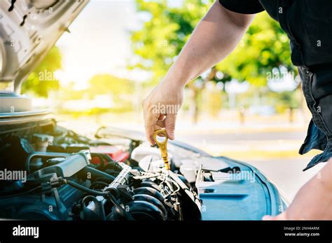 Persone che ispezionano un'auto usata