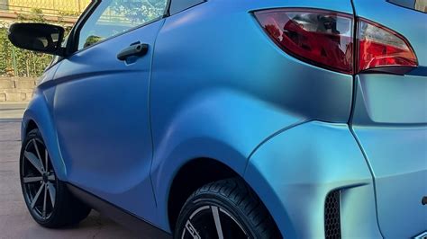 Automobile con car wrapping effetto carbonio