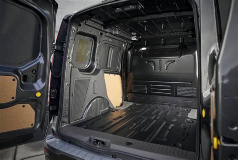 Interno vano di carico Ford Transit Connect con europallet