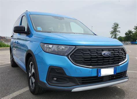 Interno Ford Tourneo Connect con 7 posti