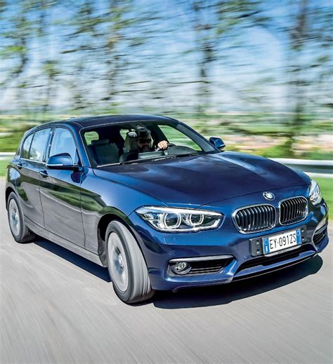 BMW 116d in azione su strada