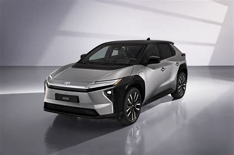 Dettaglio frontale Toyota bZ4X