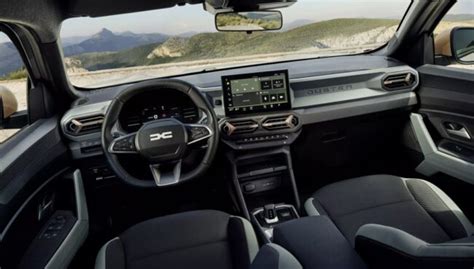 Interni Dacia Duster 2026 con cruscotto digitale e touchscreen