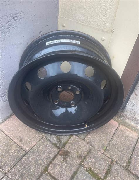 Dettaglio della finitura dei cerchi in ferro su una Fiat 500 D restaurata