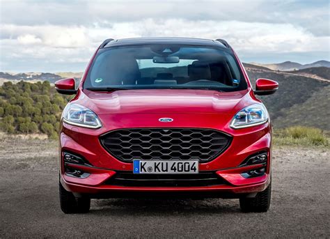 Ford Kuga frontale con evidenziata la griglia