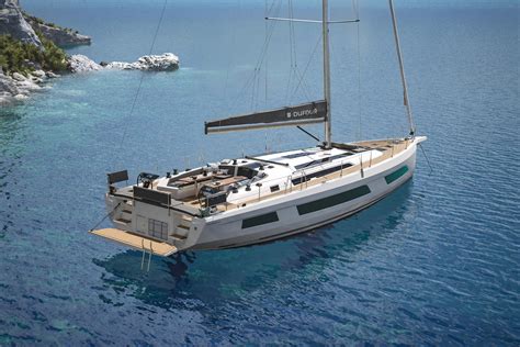 Barca a vela in navigazione con documenti in primo piano