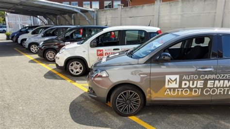 Un'auto sostitutiva moderna parcheggiata fuori da un'officina