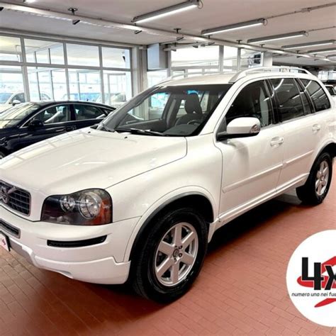 Volvo usate in esposizione in una concessionaria