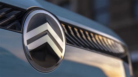 Dettaglio del nuovo logo Citroën sulla calandra della C3 Aircross