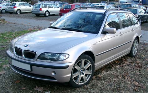 BMW E46 320d Touring in un paesaggio urbano