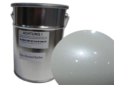Confronto visivo tra bianco pastello e bianco metallizzato su auto