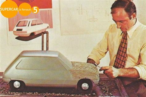 Michel Boué mentre disegna la Renault 5