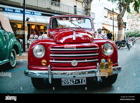 Foto di un'auto d'epoca italiana restaurata in un contesto museale