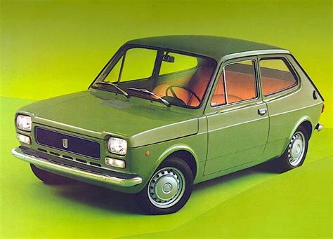Fiat 127 prima serie in un contesto urbano d'epoca