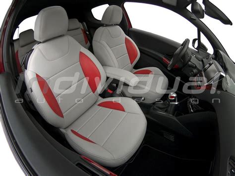 Interni di una Peugeot 208 con coprisedili personalizzati