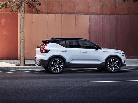 Volvo XC40 frontale in ambiente urbano