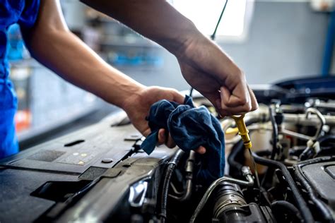 Meccanico che esegue un tagliando auto Ford