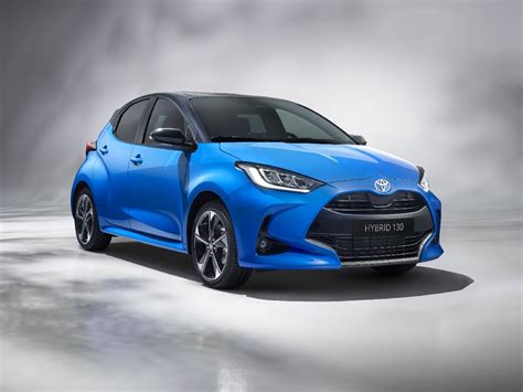 Vista esplosa di una Toyota Yaris Hybrid che mostra la posizione dei componenti principali, incluse le batterie