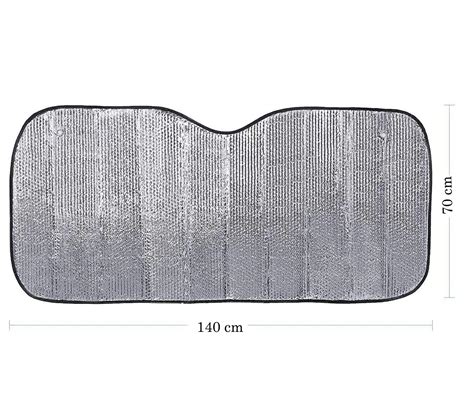 Interno auto con focus su cruscotto e parasole