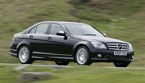 veduta laterale di una Mercedes Classe C W204 in un contesto stradale