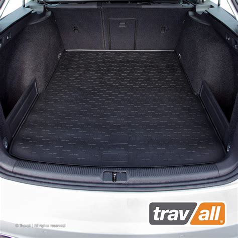 Interno Volkswagen Passat con tappetini in gomma e vasca baule