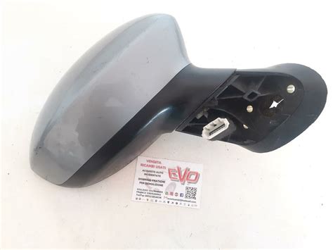 Primo piano di uno specchietto retrovisore esterno Fiat Punto