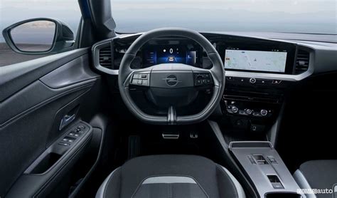 Interni della Opel Mokka Electric con sistema infotainment